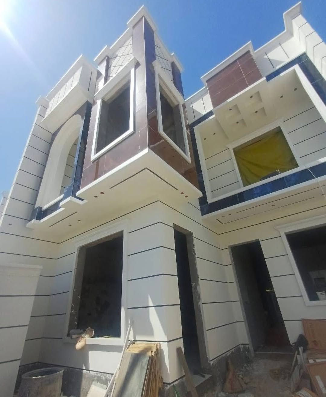 🏡 دار حديث مميز للبيع - البصرة (أبي الخصيب) ***********
​فرصة ممتازة للسكن المباشر في بيت العمر بتصميم عصري وبناء متين!
​📌 تفاصيل العقار:
​المساحة: 200 متر مربع.
​عدد الطوابق: طابقين (بناء جديد وجاهز للسكن فوراّ).
​التصميم الداخلي: يحتوي على 6 غرف نوم بنظام سويت توفر الخصوصية والراحة التامة.
​البنية التحتية: بناء درجة أولى، صب الأساس رفت لضمان أعلى مستويات المتانة والأمان.
​📍 الموقع:
​العنوان: البصرة - أبي الخصيب - البهادرية.
​الميزة: موقع استراتيجي وقريب جداً من الشارع العام الداخلي (السايدين).
​📞 للاستفسار والتواصل:
​للمزيد من المعلومات أو لتنسيق موعد للمعاينة، يرجى الاتصال مباشرة على الرقم:
📱 ***********
