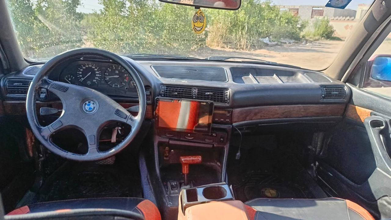 السلام عليكم بي ام 700 للبيع سياره جاهزه رقم كربلاء انكليزي مصبوغه عام جماليه السياره جاهزه  مكينه 3000  وكير جاهز حداديه جاهزه السعر 45وبيها مجال اتصال ***********
