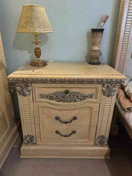 غرفة نوم ملكية للبيع
نوع الخشب ماليزي 
عدد القطع ٧ قطع كامل ملحقاتها
بدون حادث بدون شخط كلين
للاستفسار اتصال ع رقم 
***********
مكاني ال٦٠٠ صليخ شارع شيف علاء
سعر ٧٠٠
