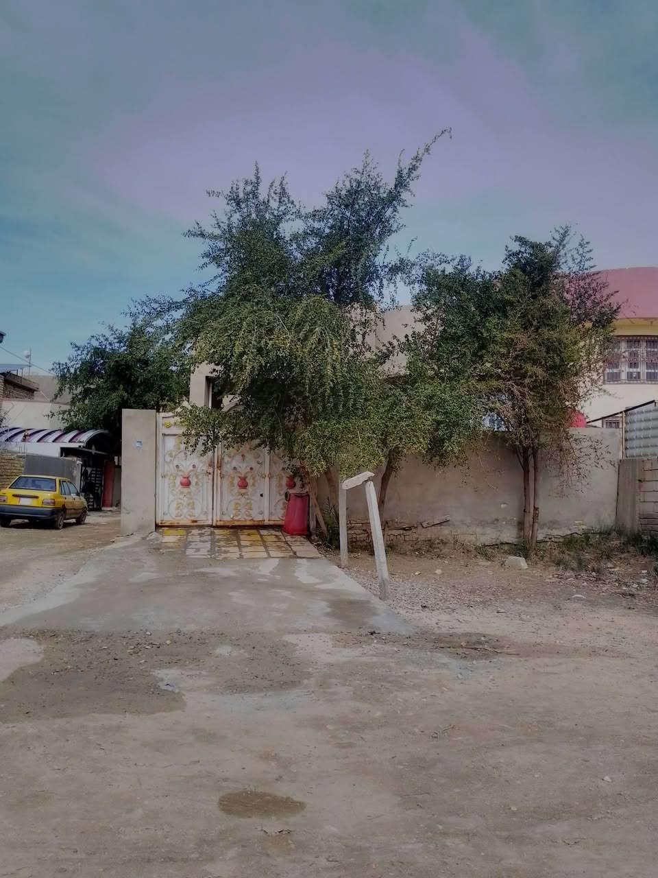 دار للبيع مكان قرب جسر بته مقابل بابلون يبعد عن الكونيش الجديد 100متر.     المساحه 200 طابو زراعي سند 25 بناء طابوق يحتوي البيت على 2غرف صاله هول مطبخ صحيات داخليه وخارجيه رقم صاحب الدار ***********
