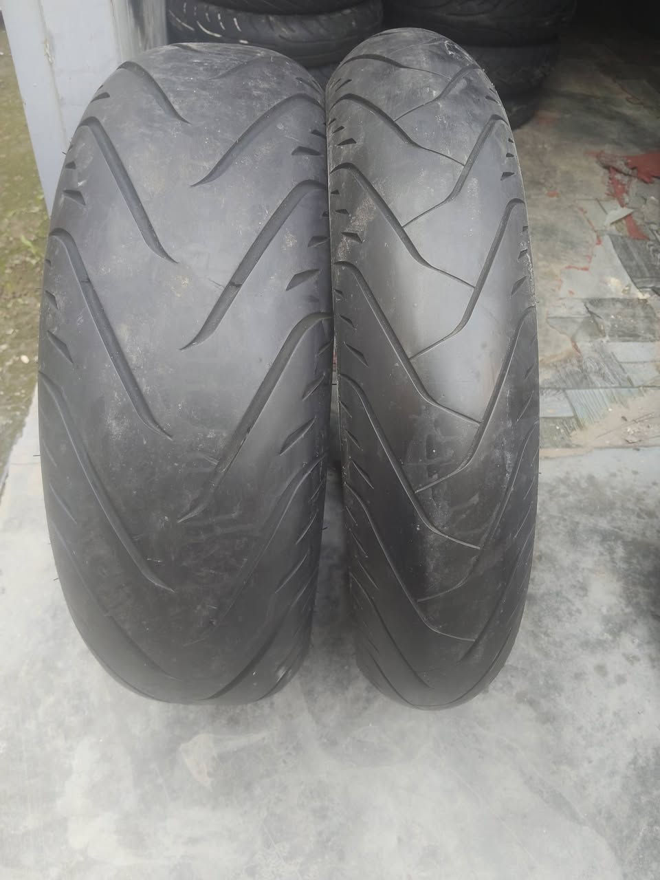 تايرات كولدن 1800امامي و خلفي ب 125الف يوصلك البيت ***********
