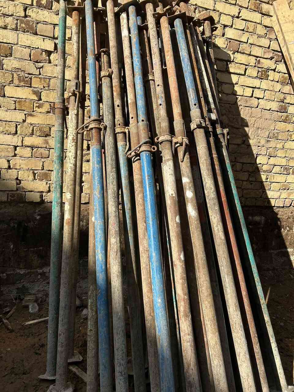 السلام عليكم خشب للبيع نضيف حيل عدد ٣ ونص
جكات طول ٤ متر عدد 150 جك عنوان حله شراي اتصل 
***********
