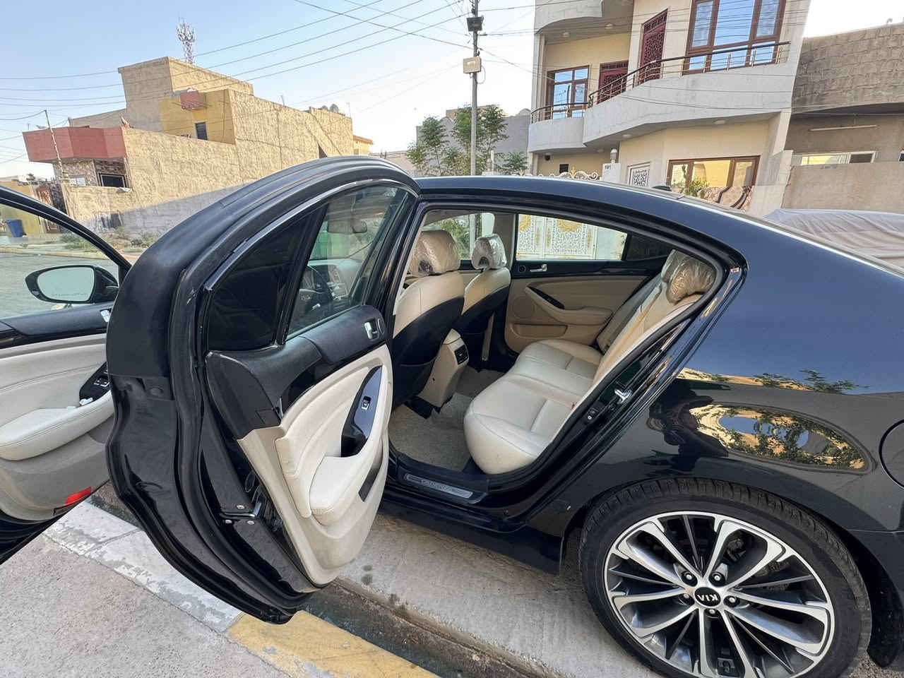 كيا كادينزا للبيع الموديل 2015خليجي 

6 سلندر 

المواصفات✅

-بانوراما 

-تشغيل بصمة مع بصمة الابواب الامامية

-كاميرا وحساسات خلفية

-كشنات كهربائية جلد   

-لد امامي وخلفي

-تحكم كامل بالستيرن

-شفتات ستيرن رياضي بلادي

-نظام ترحيب 

-اشاير مري+شفط

وباقي مواصفات الكادينزا معروفه 

محرك مبدل كازكيت فقط ومحور براغي من فافون الى حديد شرط مابيها اي عيب وجاملغين الامامي صبغ بدون دواخل نهائي ضرر خارجي فقط بوند ولايتات شركة 

السعر 140

موبايل.

***********

***********
