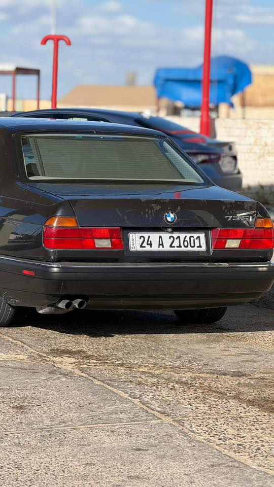 السلام عليكم
بي ام 735i 

موديل 1992 

بلاديه بس مصبوغه 

تحويل مباشر 

كير محرك حداديه ميه بالميه 

كهربائيات غرفه مكفول وبلادي 

قاعدة فيوزات بلادي 

مكفوله من ضربه ومعجون وخياس

اريد مراوس بغواصه قرار 48

***********
