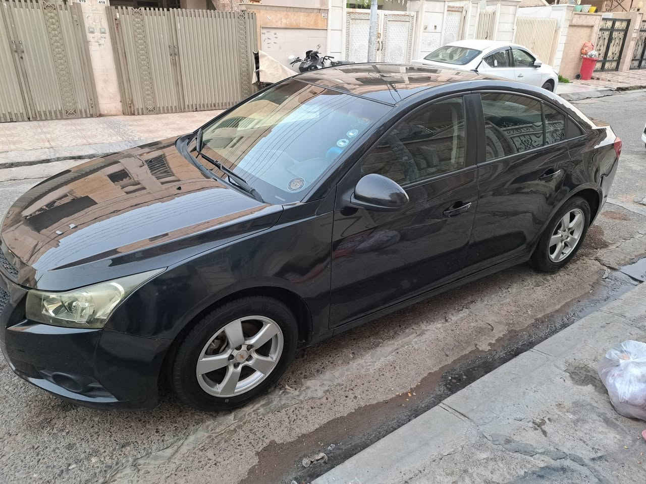 السلام عليكم سيارة شوفرليت كروز 2012 للبيع محرك 1800 رقم اربيل جديد اللون اسود بيها فقط الجاملغات الامامية صبغ اثر شخوط تخم تاير جديد سيارة كاملة سيارة بأسمي تحويل ثاني يوم مكان السيارة اربيل السعر 73 ورقة وبيها مجال للشراي للإستفسار الاتصال على الرقم ***********
