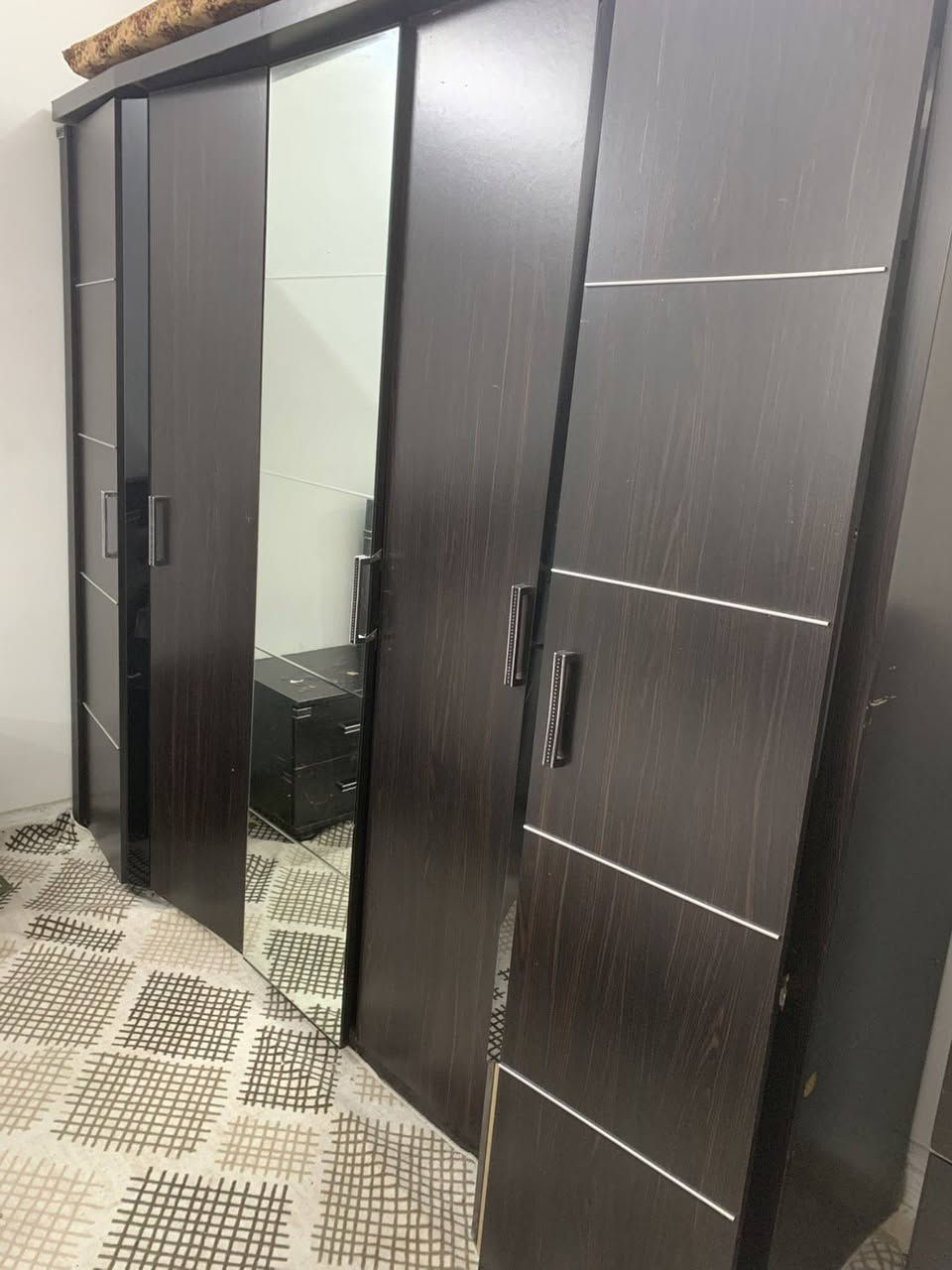 غرفة نوم للبيع السعر 250 وبي مجال
***********
