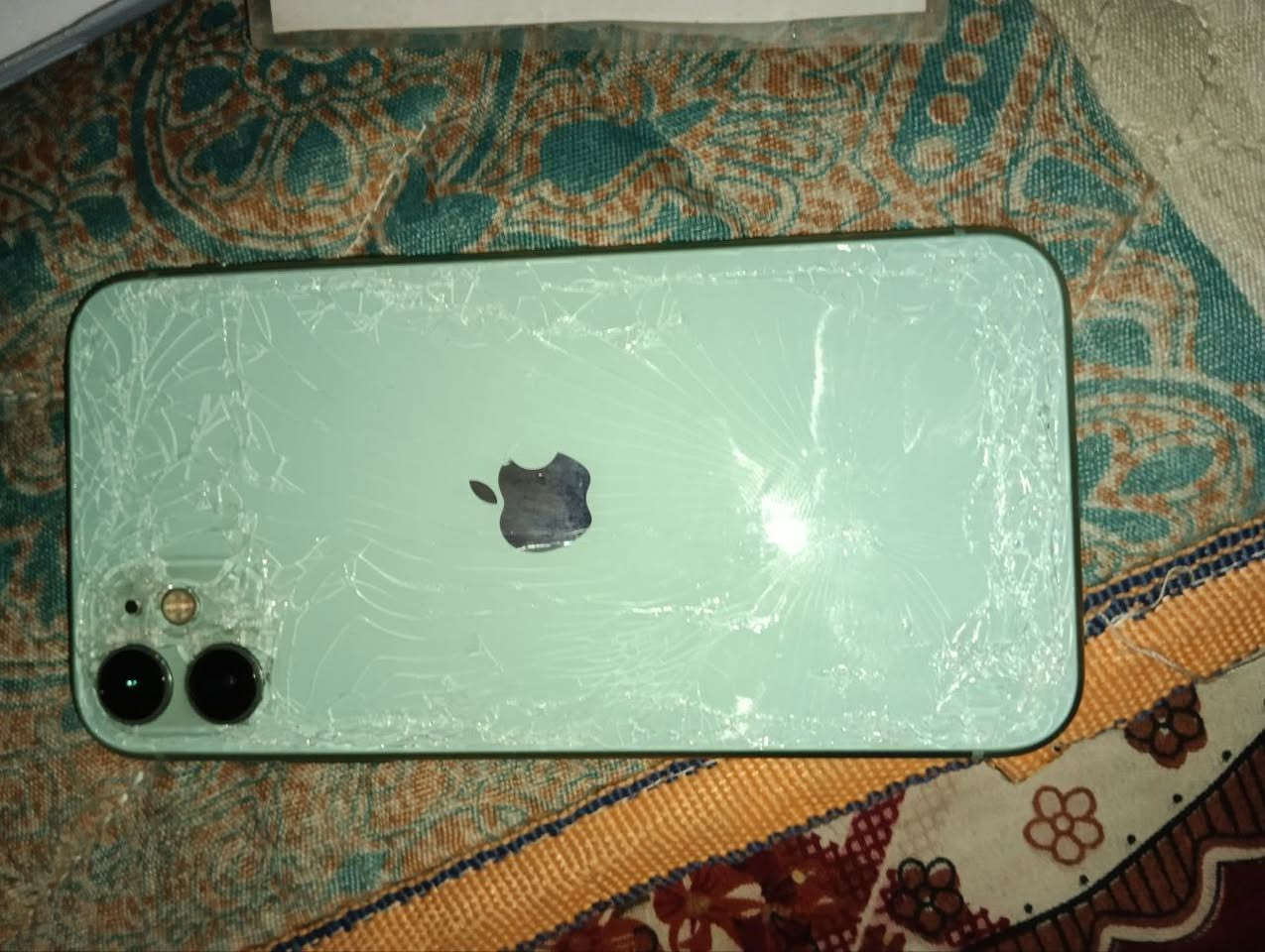 السلام عليكم للبيع آيفون 11 عادي وكع مني نكسر شاشه وضهر وكامره خلفيه وكفت كامره اماميه شغاله بدلت اله شاشه فقط اصليه تلث خيارات لا تعلك ولاتحمى تخبل ذاكره 128مكاني بغداد الدوره شارع 60السعر 125قفل رقمي ***********
