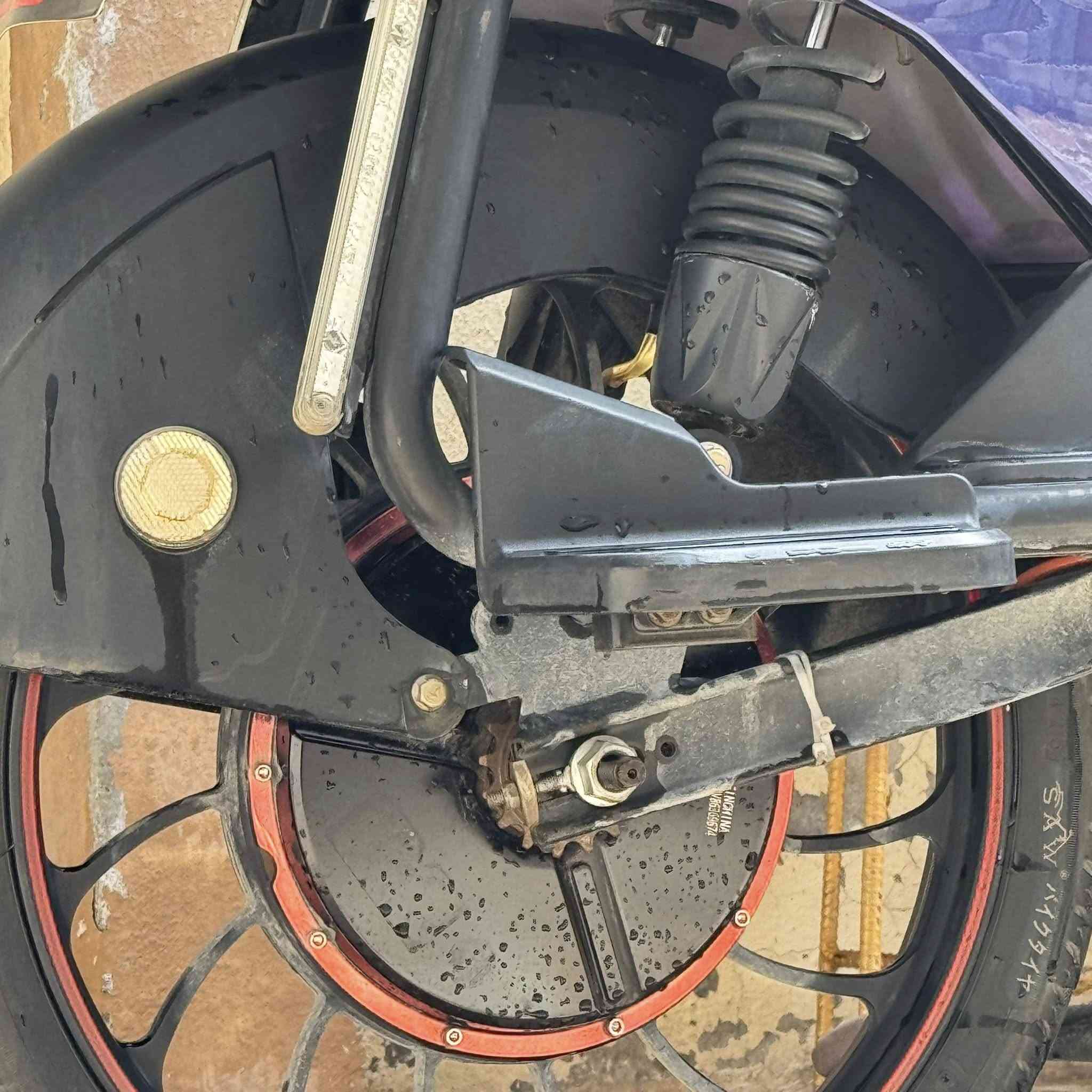 ماطور شحن للبيع

المواصفات:
1- سويج تشغيل عدد 2.
2- بصمة تشغيل عدد 2.
3- تشغيل عن بُعد.
4- اطفاء عن بُعد.
5- قفل وفتح عن بُعد.
6- قفل مانع سرقة.
7- السرعة 4 گير.
8- لايت واشارات وخلاط.
9- هورن وتنبيه مع الاشارة.
10- بطاريات عدد 5.
11- البطاريات مغلقة عدم السرقة والتعرض للماء.
12- سيباية جلوس او صندق اغراض بالخلف.
13- وقافية جانبية ووقافية وسطية.
14- حاملات اقدام عند الجلوس.
15- نشرة خلفية تعمل في الليل فقط لتنبيه المركبات.

الماطور نظيف وتايراته جديدة وغير مفتوح او مبدل فيه اي قطعة (وضع شركة) 
السعر: 450 الف وبيه مجال بسيط
المكان: الموصل الايسر حي الميثاق
التواصل واتساب: ***********
