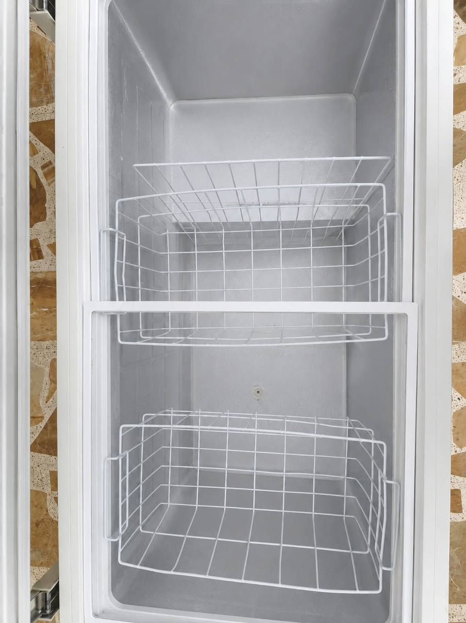 السلام عليكم مجمدة Kelon Chest Freezer. لون ابيض قياسها 14 قدم مجمدة نضيفة كبيرة غراضها كاملة من سلتين وسلة فاصلة وجامات ثنين مابيها نقص بس بيها عطل ما اعرفة  شنو جانت تشتغل بس هسة مااعرف شبيها سعرها 80 ألف وبيها مجال العنوان: بغداد _مدينة الصدر _قطاع 23 _ الاورزدي. الرقم *********** موجود واتساب مازنجر موجود 24 ساعة
