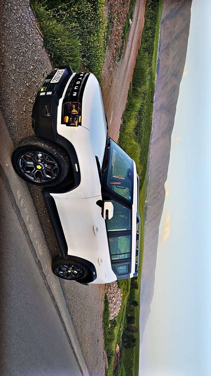 جتور T2 2.0L LUXURY PLUS
الموديل: 2025 
المحرك: 4 أسطوانات L2.0 تيربو 254 حصان حقن مباشر
ناقل الحركة: اوتوماتيكي من 8 سرعات 
العداد:  32000 قابل لزياده 
استهلاك الوقود: 8.83 لتر لكل 100 كم

الضمان الأساسي: 6 سنوات وعداد كيلومترات مفتوح 
رقم الهاتف ***********

المواصفات
* نظام دفع رباعي متطور من BorgWarner 
* إطارات قياس 20 إنچ
* فتحة سقف بانوراما
* مقصورة الركاب من الجلد الفاخر
* مقعد السائق والراكب كهربائية
* مقاعد السائق والراكب مزود بذاكرة لحفظ 3 وضعيات الجلوس
* مقعد السائق مساج
*مقعد السائق مبرد ومدفاء
*مقعد الراكب مبرد ومدفاء
*عروض ضوئية وموسيقية استعراضية متعددة
* كاميرات محيطية 540 درجة
* شاشة التحكم بقياس 15.6 إنچ
* شاشة القيادة بقياس 10.25 إنچ
* نظام أبل كاربلاي وأندرويد أوتو
* نظام أوامر وتحكم صوتي
* نظام صوتي متطور 12 سماعة من Sony 
*رادار تفاعلي
* تحذير مغادرة المسار
* نظام القيادة شبه الذاتية
* نقطة عمياء
* نظام التحذير من التصادم الأمامي و الخلفي
* إنارة محيطية
* إنارة ترحيبية
* المرايا الجانبية قابلة للطي كهربائياً ومدفئة
* شاحن هاتف لاسلكي سريع
* خاصية إغلاق الشبابيك وفتحة السقف عن بعد
* مصابيح أمامية أوتوماتيكية زينون مع مصابيح نهارية LED
* التكيف التلقائي مع الضوء القريب والبعيد
* الشباك الامامي مع شعار جيتور مضاء
* مسند الذراع الوسطي مع ثلاجة
* دخول ذكي (بصمة)
* تشغيل عن بعد
* دوسات جانبية
* نظام تقليل الضجيج النشط
* نظام إيقاف وتشغيل المحرك التلقائي
* صندوق شفط
* نظام الفرامل اليدوية الاوتوماتيكي Autohold
*  وضعيات قيادة متعددة للطرق الوعرة
*6 وسائد  هوائية
