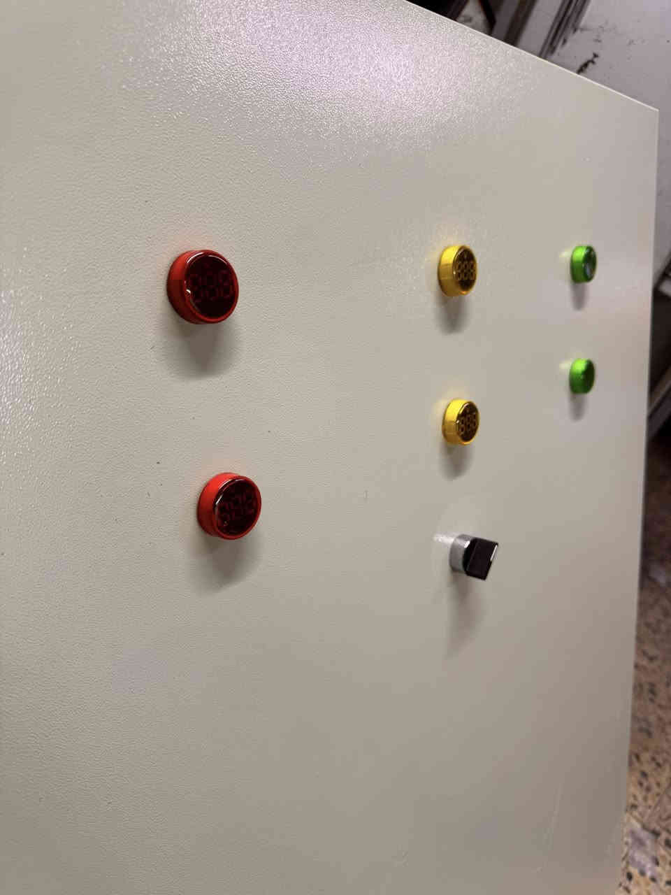 ⁨ الحمد لله 
تم اكمال لوحة سيطرة ATS 
ابعاد البورد 1000*800*250 
مرحلتين وطني + مولد ديزل 
اما الخروج عله ست كونتكترات لاجل سبالت سنكل 
بإشراف المهندس حسين علي 
لصناعه البوردات الكهربائية بشكل احترافي 
البصرة-***********
#كهرباء #العراق #basra #آلبصرة #cotrol #بغداد #اكسبلور #كربلاء #دوائر_كهربائية #تايمر_كهربائي #مهندسين #كهربائي #electrical #engineer #power⁩
