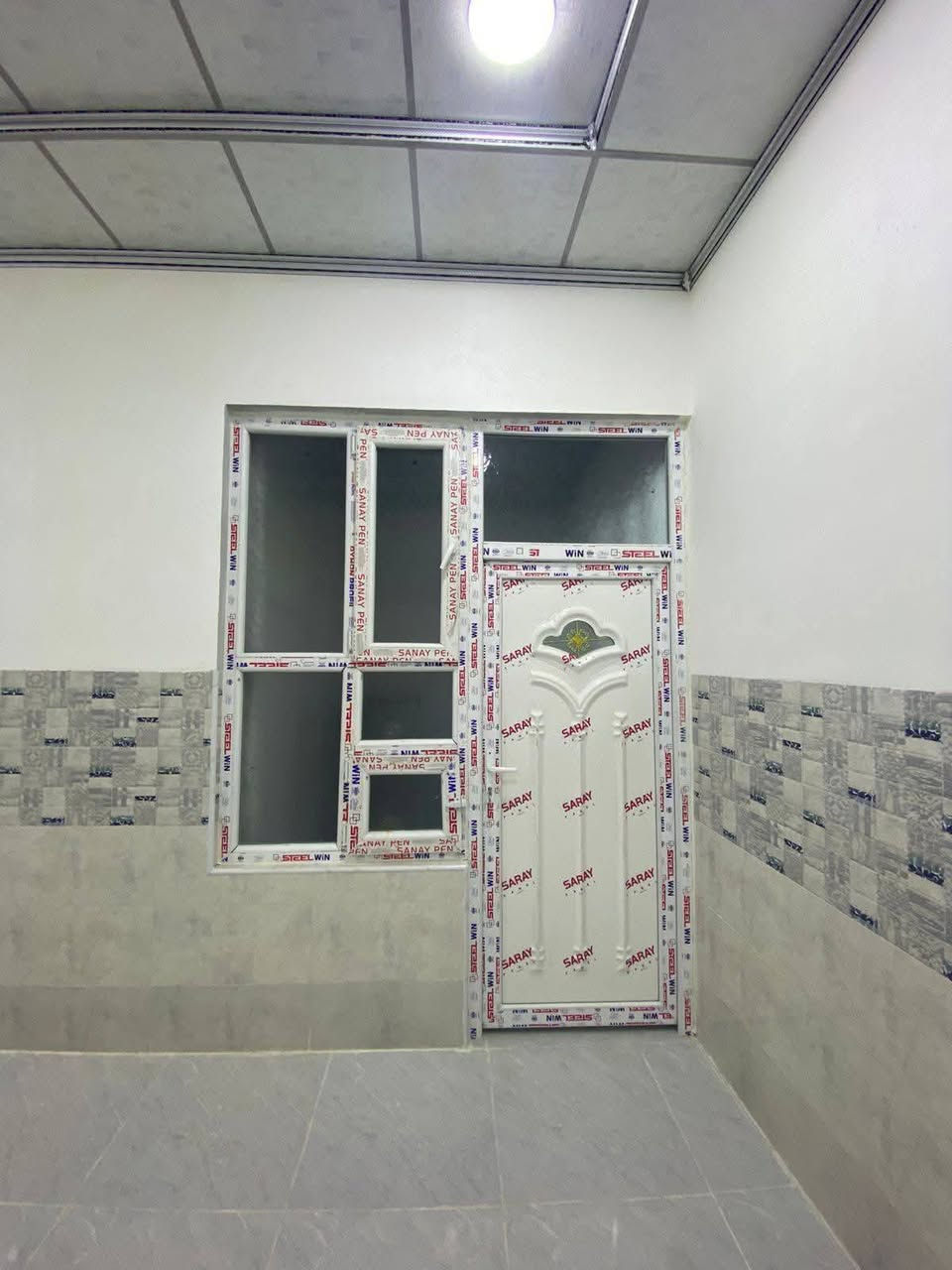 🏠 دار طابق ونصف للبيع (بناء حديث - زيرو)
الموقع: الموصل - حي الانتصار (شارع 60) من جهة الميثاق.
​✅ تفاصيل العقار:
​المساحة: 100 متر مربع.
​نوع العقار: طابق ونصف (بناء حديث، لم يسكن سابقاً - زيرو).
​الخدمات: شارع تبليط، خدمات كاملة، موقع مميز جداً.
​السند: طابو الزهور (شرط التحويل باسم المشتري).
​🛌 مكونات الدار:
​غرف نوم عدد (2).
​هول داخلي عدد (2).
​استقبال واسع.
​مطبخ مجهز.
​مجموعة صحية (حمامين).
​الاستلام: فوري ومباشر.
​💰 السعر:
​77 مليون دينار عراقي (مع مجال بسيط للشراي المباشر).
​📞 للتواصل والاستفسار:
​يمكنكم الاتصال أو المراسلة عبر واتساب على الأرقام التالية:
​آسيا: ***********
كورك*********** واتساب
