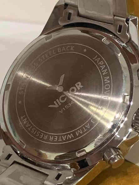 السلام عليكم........
ساعة VICTOR ياباني اصلي بطارية 
مكينة ياباني مايوتا 
نافذة للعرض التاريخ واليوم من خلال السناتر 
سناتر شغالة 
أميال وأرقام فسفوري 
القطر ٤٥
مقاوم للماء ٣٠م 
القطر ٤٥
نظام ٢٤ساعة 
سير حديد ستانلس ستيل معلم 
جديد غير مستعمل مع العلبة الاصلية وبطاقة الضمان 
السعر ٧٥ الف 
يوجد توصيل ***********
