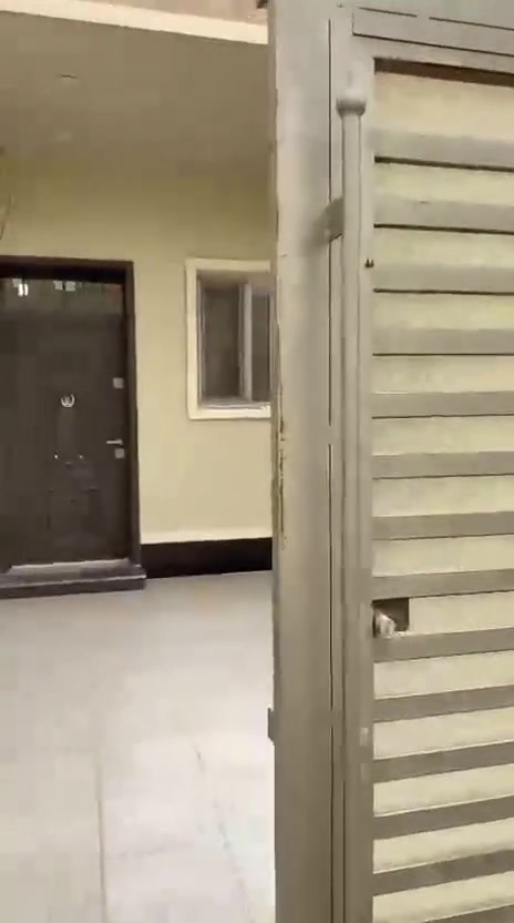 هذا البيت للبيع يرهم اقساط الدفع 80,000,000 
مع الاثاث والدفع الباقي ٥٠٠كل شهر
والتواصل على الواتساب سعر بالنقد 180,000,000 واذا اقساط يدفع 80 والباقي كل شهر 500
***********
