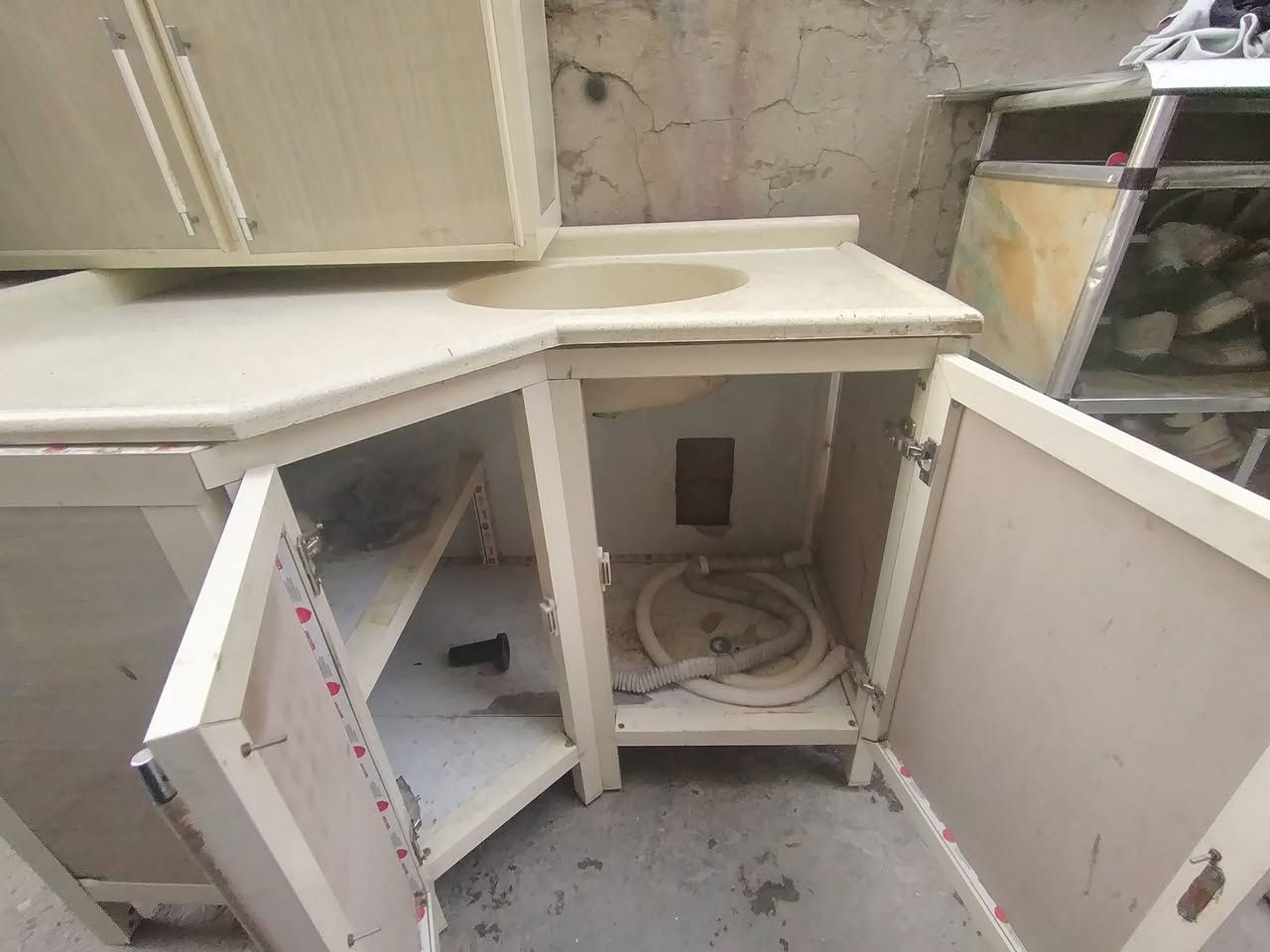 كاونتر نضيف استعمال قليل حجمه المرمرايه متر ونص والباقي مترتين السعر : 350 الف المكان بغداد حي العامل الرقم ***********
