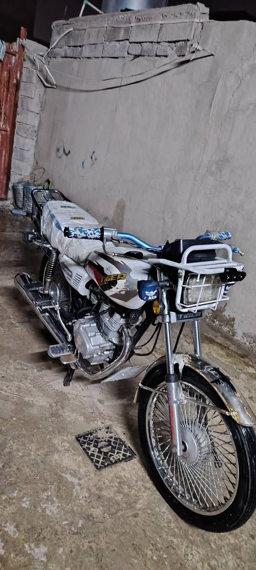 دراجه تايگر 20 مكينه مبدل ولفات فقط. تحريك ومعدل دراجه نضيفه المكان حي السماح. السعر 425. وبيها مجال. ***********
