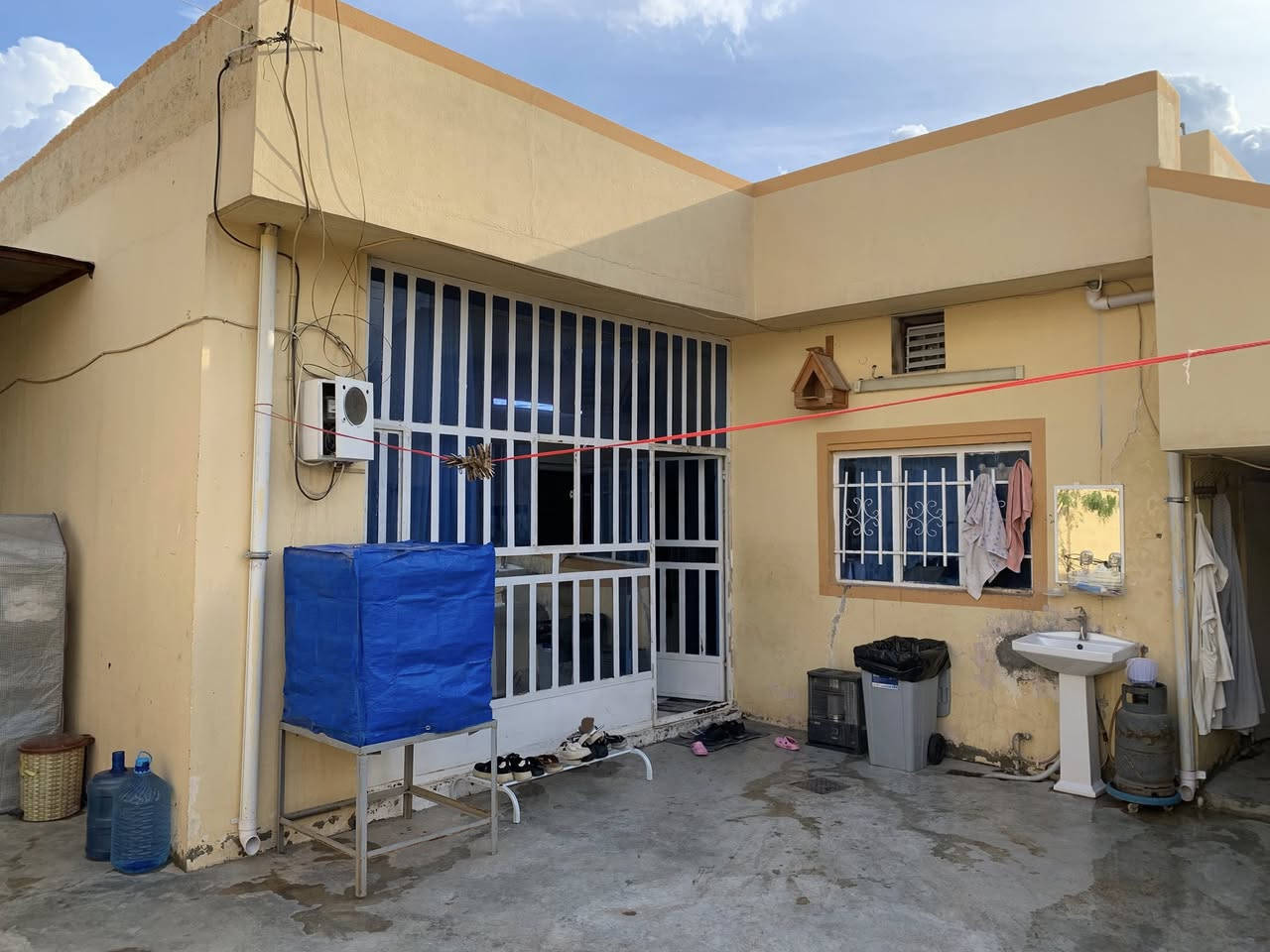 دارللبيع 🏠 مساحه١٤٥ممربع ✅
غرفتين +مطبخ+استقبال صغير+حمام وتواليت غربي شرقي خارجي موقع مميز فيلق خلف سوق دبي فرع كامل خدمات
سعرها٣٨مليون
***********
