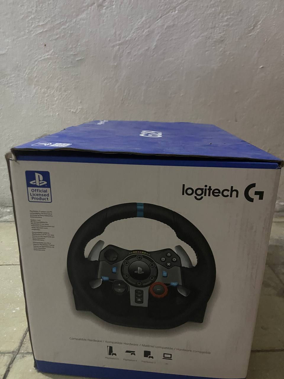 للبيع ستيرين Logitech G29 Driving Force بحالة ممتازة 🏎️
​الوصف: للبيع ستيرين لاجيتك G29 الغني عن التعريف، الستيرين نظيف جداً وكامل مع الدواسات (البريك والبانزين والكلتش).
​التوافق: يشتغل على PS5، PS4، PS3 وأيضاً على الـ PC.
​الحالة: نظيف جداً (مثل ما موضح بالصورة).
​السعر: 300,000 دينار عراقي (قفل).
​للتواصل والاستفسار: *********** 
مفتوح فقط ستيكر ما ملعوب بيه
