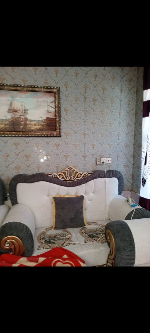 مرحبا تخم خمس مقاعد نظيفه وجديده السعر 700 الف لان محتاجه بيع مستعجل على هذا الرفم يتصل عليه ***********
