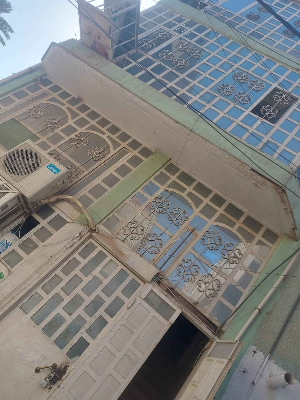 السلام عليكم دار للبيع ثلاث طوابق مساحته ٧٧ونص الكاظميه منطقة الشيوخ بصف الركن موقع تجاري سكني كل طابق معزول عن الثاني للاستفسار عل خاص او اتصل 
***********
