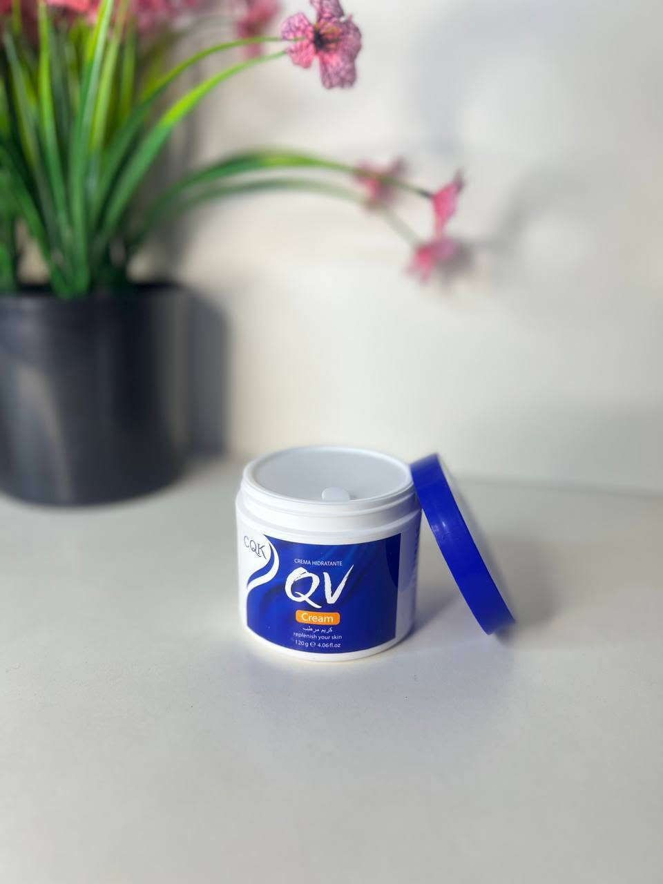 مرطب كيوفي (QV) من أشهر المرطبات الموصى بها عالمياً للعناية بالوجه والجسم، بفضل تركيبته اللطيفة الخالية من العطور والألوان واللانولين، مما يجعله آمناً للبشرة الحساسة
مرطب كيوفي للوجه الخالي من الزيوت (Oil-Free Moisturiser): الخيار الأمثل للبشرة الدهنية والمختلطة، يتميز بتركيبة لا تسد المسام. يحتوي على فيتامين B3 (النياسيناميد) وبروفيتامين B5 لتنظيم الدهون وتهدئة البشرة.
مميزات مرطب كيوفي
ترطيب عميق: يعمل بتقنية ترطيب ثلاثية تدوم حتى 24 ساعة.
تركيبة آمنة: خالية من المواد المسببة للتهيج مثل العطور والبارابين والكحول.
دعم علاجي: مناسب جداً لمرضى الإكزيما والصدفية وجفاف الجلد الناتج عن الظروف الجوية القاسية.

سعر الخصم خمسة ونص 💚


**إذا كنت صاحب هذا الإعلان وتريد حذفه لأي سبب، رجاءا أرسل رسالة إلى الدعم الفني**