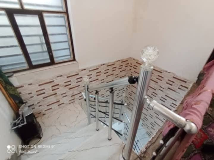 دار للبيع 
شارع 30 الورديه قرب اسواق النافعي قرب الملعب الخماسي 
--------------------------
الماسحه// 200 م طابو ملك صرف رقم العقاري 4274
 المواجهة//10 م 
النزال// 20 م  
----------------------
الطابق الارظي 
غرفتين نوم وصاله وهول ومطبخ + مجمع صحيات عدد2
و كراج سياره + حديقه 
--------------------------
الطابق الثاني 
غرفه نوم + مجمع صحيات 
مطلوب اسكان 40 مليون 
السعر 160 مع المجال للاستفسار خاص او   ***********
