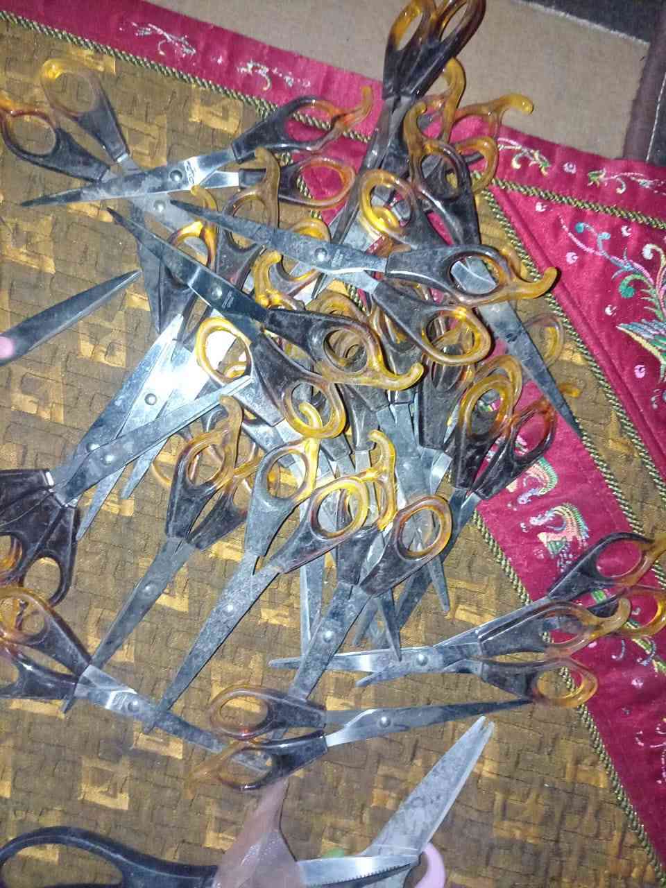 السلام عليكم تصفية محل للبيع
جزدان نسائي 132 قطعة 
ملعقة شاي ثقيل نوعية جيدة مو من هذا الخفيف 75قطعة
مقص وسط 30 قطعة 
مقص اقل من الكبير 40 قطعة 
سكين احجام متوسطة و كبيرة 35 قطعة 
مقراضة 250 قطعة مختلف الاشكال 
ملقط 500قطعة مختلف الاشكال 
جنط العدد غير معلوم صغير وكبير 
لانجري 23 قطعة 
الي يريدهن يتصل على هذا الرقم *********** او يدخل خاص
