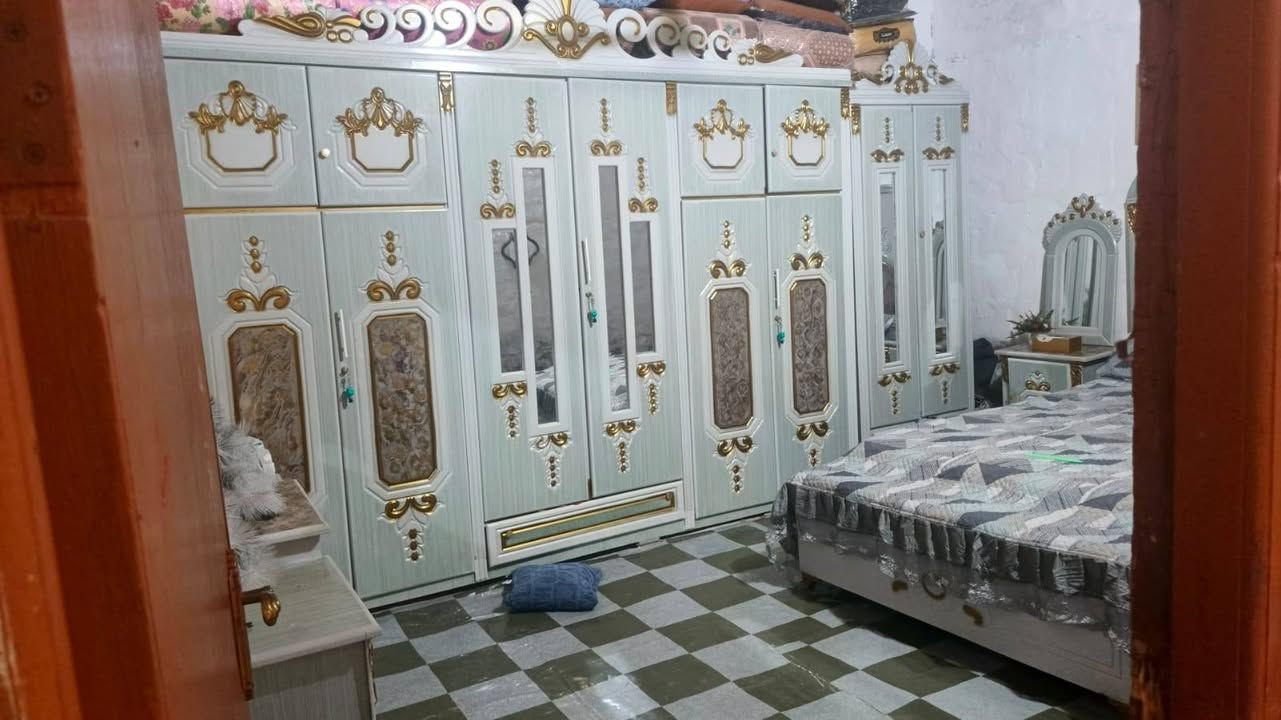 السلام عليكم بيت حواسم مساحته 300حي الشهداء شارع النص مقابيل الطاقه للبيع السعر 10ونص وبي مجال التواصل على الرقم***********واتساب
