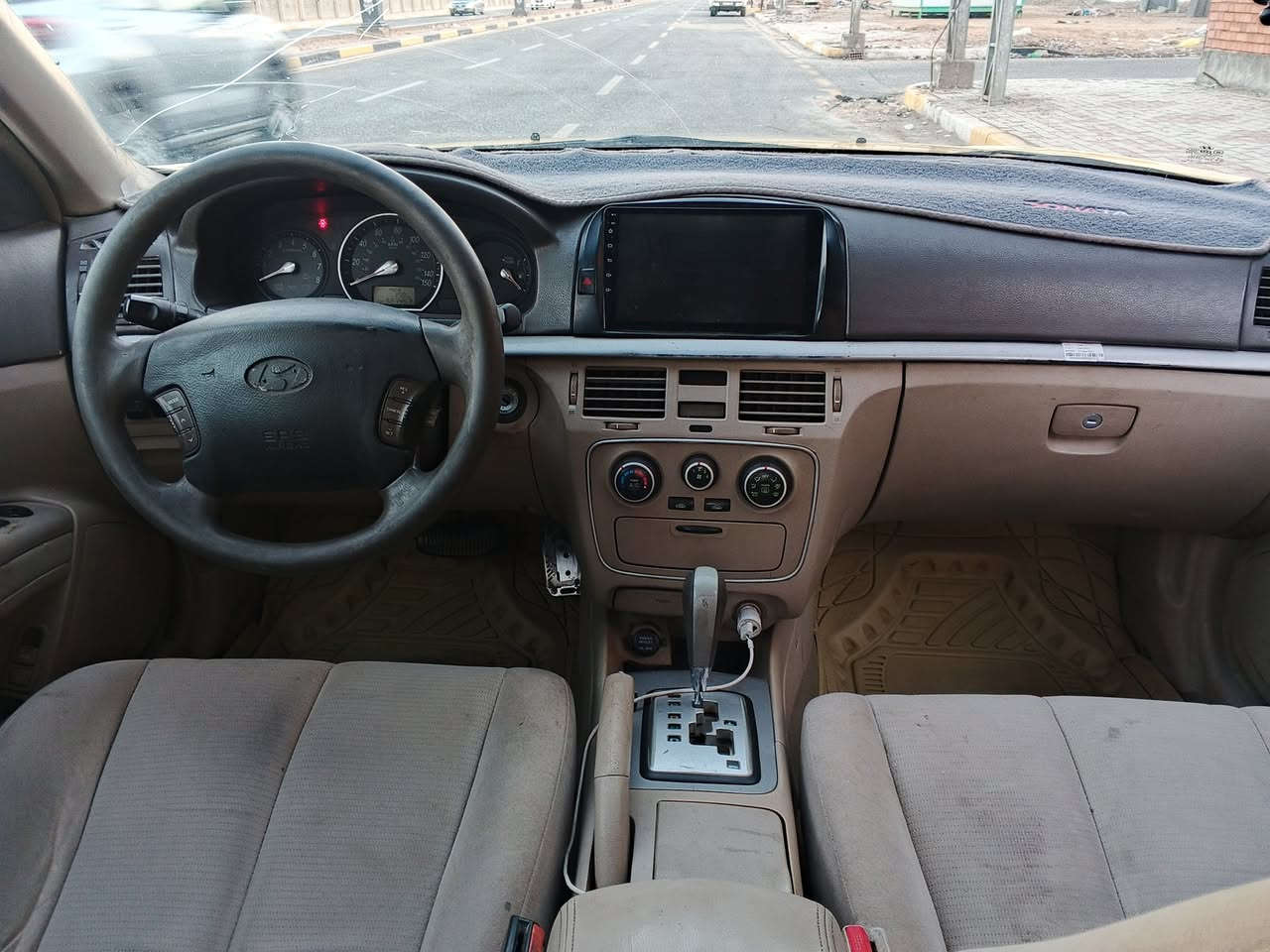 سلام عليكم سياره للبيع نوع سوناتا موديل 2008 وارد امريكا رقم بابل دولي ب سمي تحويل مباشر بأسم المشتري مواصفات شاشه كامره خلفيه تحكم ستيرن جهتين سنويه لل 27 محرك جديد تخم تاير جديد خمسه دسك تدفئه وتبريد لسياره مكفول من لضربه شادله منضومت غاز يعني تنسه لصرف لسعر 90وبيه مجال العنوان كربلاء رقم التلفون ***********
