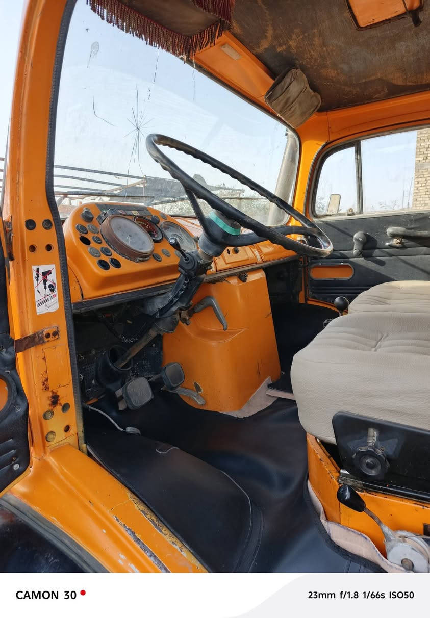 السلام عليكم البيع  ابو ردين جديد على وضع الشركة  جديدة مكفولة كفالة عامة من كير ومحرك وكسن وشاصي وقمارة بل جيس موديل 86 السيارة جديدة 6طن المكان بغداد رقم الاتصال، ***********،
