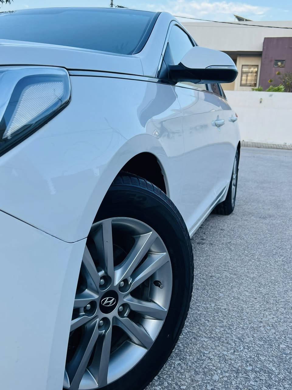 سلام عليكم
سوناتا خليجي موديل 2018 

رقم بغداد دولي بسمي 

هزه وسنويه ل2031 

كفاله عامه من كلشي 

فقط بارد كد أربع أصابع بالجاملغ الأمامي 

وشخط كد شبر بالباب العبري 

مكينه 2400 دوش كفااااله 

ماشيه 70 الف السبير منازل 

سياره جديده بعده بحاله الشركه 

مكاني حله 

***********
