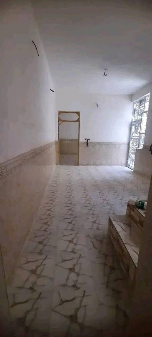 دار للإيجار 100م  ايجارها 200 الف  نظيفة الدار المكان  حي النداء  منطقة 59 ماي كهرباء  مدارس  غرفة وصالة واستقبال ومطبخ  وصحيات عمود 23 وتنزلون  للحي ***********
