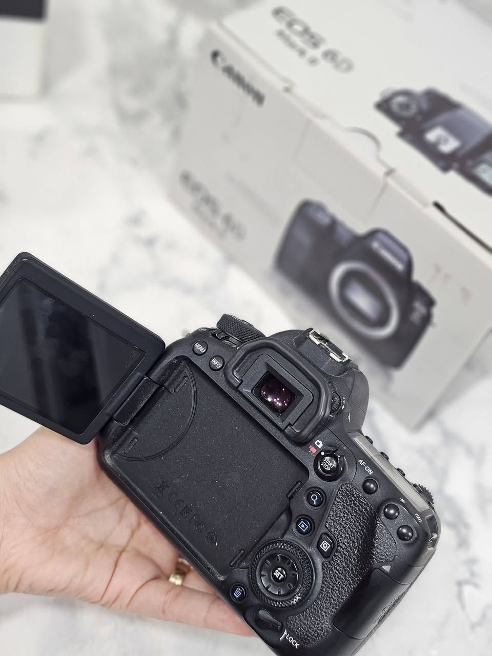 السلام عليكم 
للبيع كاميرا  أحترافية 
Canon 6d mark 2 
فئة dslr/full frame 
مستعمله ولكن نظيفة 
يجي وياها بطارية  وشاحن للبطاريه وكافة الملحقات 
تناسب مختلف انواع التصوير ، السعر/ ٩٠٠ ألف وبيها مجال  
.
.
.
للبيع عدسة sigma أحترافية  للكانون ذات البعد البؤري 24_70 (او عدسة زوم) 
مستعمله لكن نظيفة ، السعر ٧٠٠ الف وبيها مجال . 
للتواصل واتس ***********
