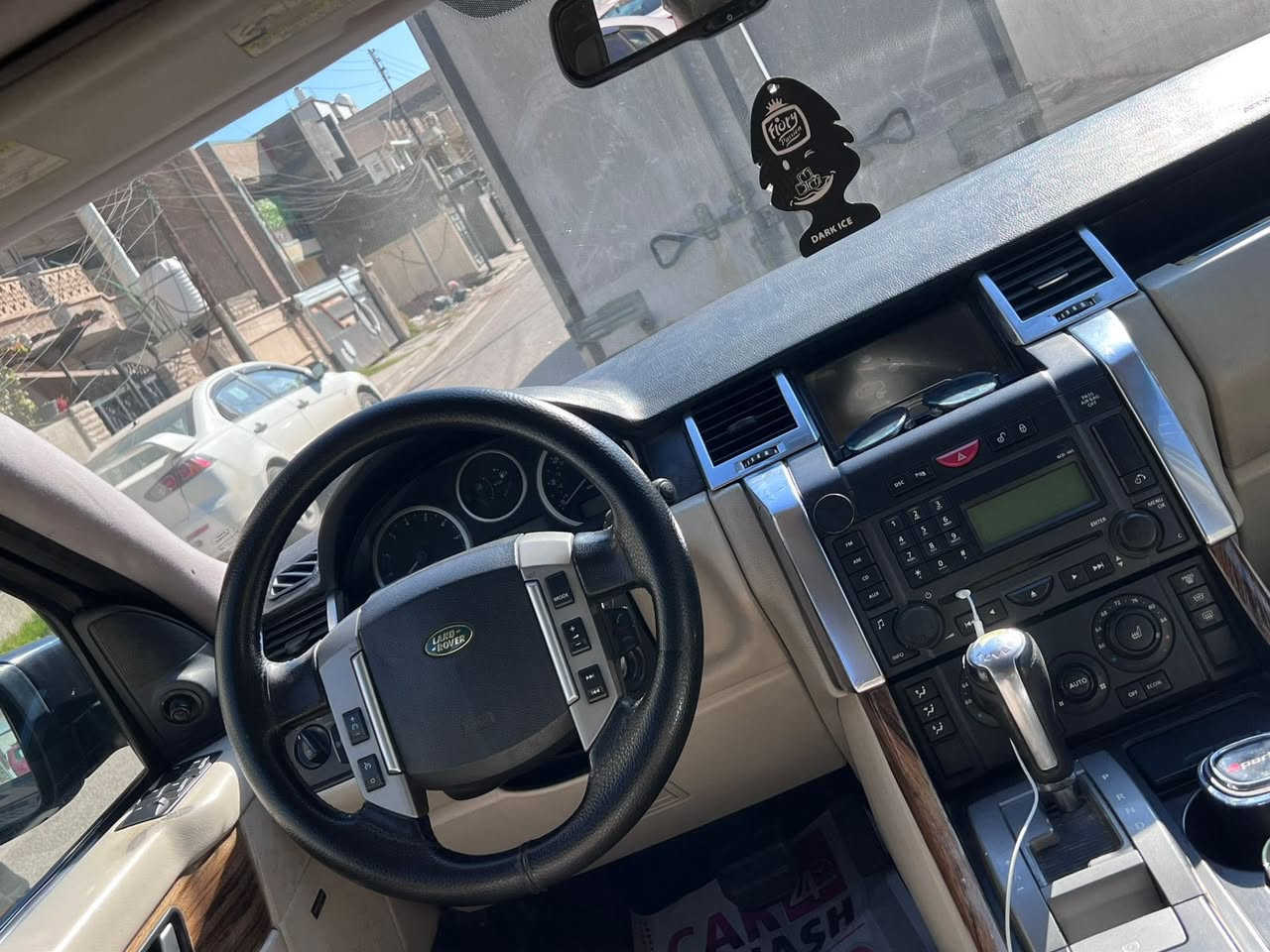 سلام عليكم للبيع رانج روفر سبورت HSE موديل2009  مكفولة رقم بغداد بدون اي حادث صبغ باب السايق فقط  محرك وكير مكفولات السيارة نظيفة جدا جداً على وضع الشركة 

المواصفات
1- رانج روفر موديل 2009 
2- محرك سوبر مكفول بانزين عادي 
3- لايتات حلقية زينون 
4- كشافات امامي زنون 
5- حساسات امامي خلفي اصل 
6- مع بصمة تشغيل
6- دوسات جانبية اصل 
7- صندوق خلفي شفط 
8- كاميررا خلفية بلادية اصل 
9- تخم تاير جديد قبل شهرين شديته 
10- جكات خلفي امامي 
11- جامة خلفية فتح كهرباء
12- غرفة السيارة نظيفة جداً
13- شاشة دشبول اصل للتحكم 
14- فول تحكم ستيرن مع شفتات للستيرن
15- كشنات فول كهرباء تحكم بالحركات 
16- كشنات  جلد 
17- ثلاجة داخلية 
18- ماوس تحكم لوضعيات القيادة في السيارة 
19- سايد بريك بصمة كهربائي
20- سلايد روف قمارة 
21- شاشة لعرض اعطال السيارة والصيانه 
22- السيارة ماشية 100الف كيلو متر حقيقي 
23- وباقي المواصفات المعروفة بالسيارة الغنية عن التعريف 
سنوية بأسمي هزه جديده ابيع تحويل مباشر 
السعر ((135))
مكان بغداد ***********
