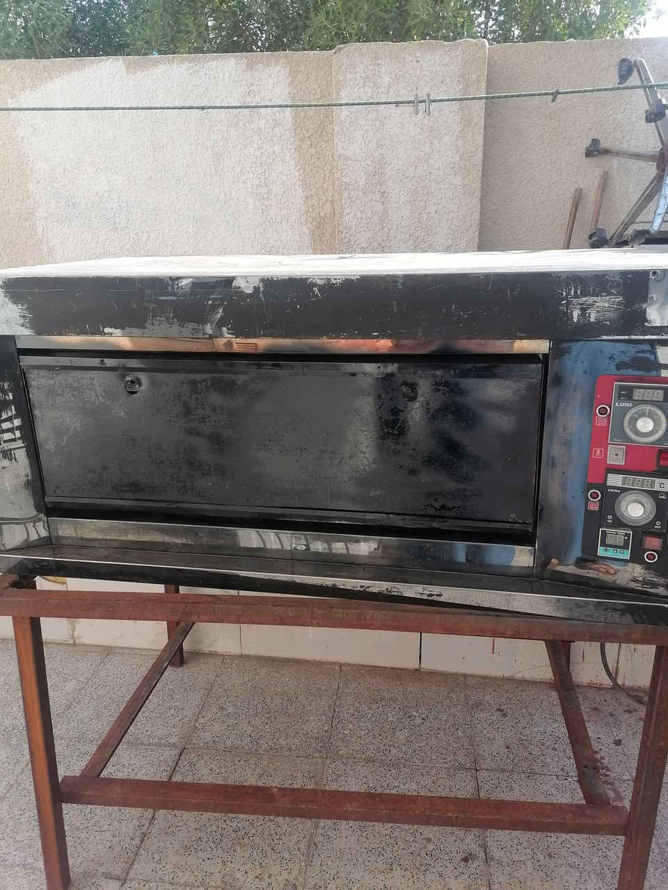 📢 فرصة مميزة لأصحاب المطاعم والكافتريا ٠٠٠
1️⃣ للبيع فرن بيتزا ولحم بعجين  كهربائي/غازي، صناعة ألمانية (Germany)، بجودة عالية. مع ميز حديد
✅ مصنوع من الفولاذ المقاوم للصدأ (ستانلس ستيل).
 ✅ مزود بلوحة تحكم رقمية.
 ✅ مناسب للمطاعم والكافتيريات والمخابز والمشاريع الغذائية.
2️⃣ مروحة سقف ثانوي عدد (2)
3️⃣ شباك مثرامة لحم حجم ٣٢
📍 الموقع: الكوت – داموك.
📞 للتواصل والاستفسار: ***********
