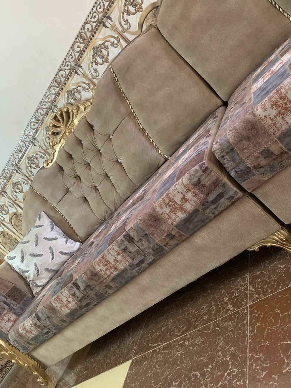 للبيع تخم دزاين تركي نظيف جدا نفس الصور
17 مقعد مع 6 كوشات
السعر 750 ألف 
مكان الطارميه شارع السوري 
للاتصال ***********
