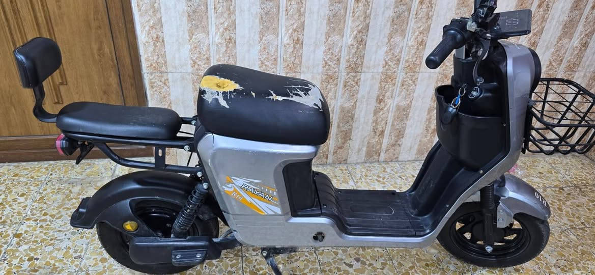السلام عليكم
دراجه شحن R10
دراجه نضيفه 
بطاريات6 كبار 
ملف 1200
3 سرعه
هورنين
سويجين وبصمتين 
مكاني بغداد حي العامل 
***********
