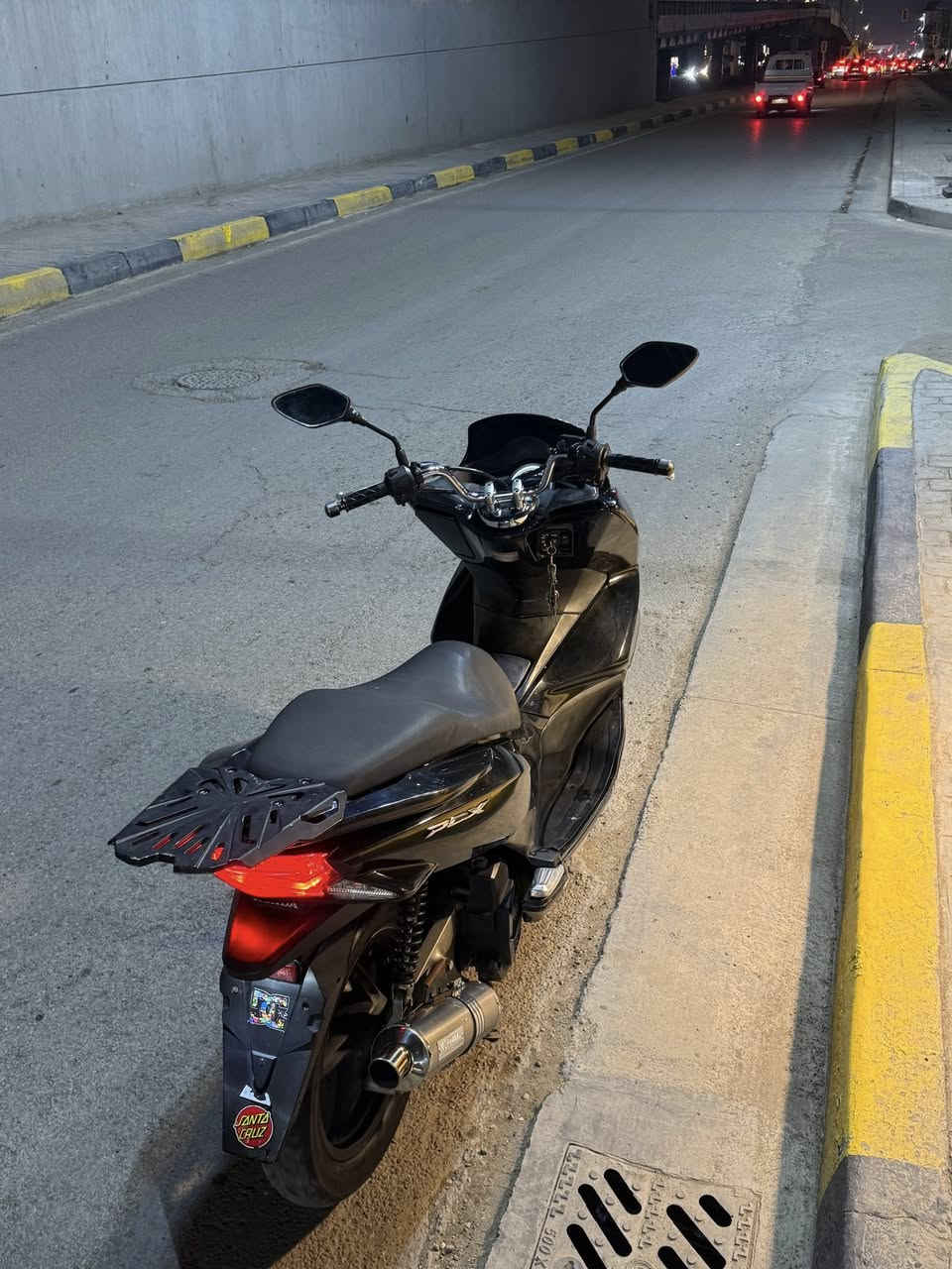دراجة pcx ياباني 150cc
كهربائيات كلها شغالة 

حساس ازدحام و ستان حساس 

السعر 13 ورقة مكاني شارع فلسطين 

رقمي ***********
