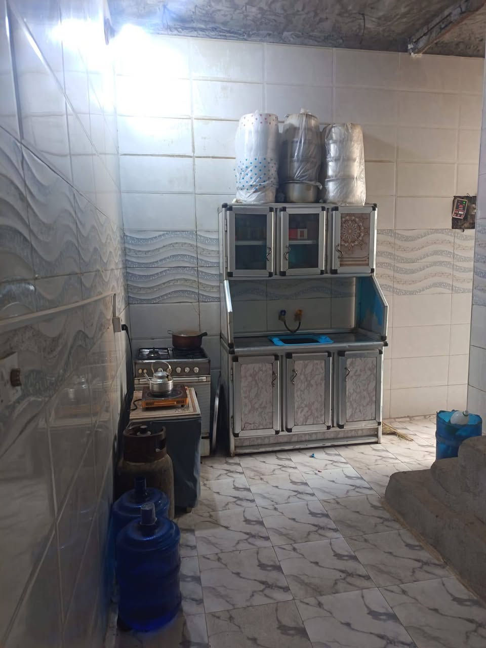 يتكون البيت من غرفتين وصاله واستقبال ومطبخ حمامات داخليه و خارجيه طابق ونص بناء طابوك سيراميك بورك بناء جديد البيت غرفه فوك وغرفه جوه حمامات فوك وجوه نظيف بناء كلش نظيف النجف, العراق


**إذا كنت صاحب هذا الإعلان وتريد حذفه لأي سبب، رجاءا أرسل رسالة إلى الدعم الفني**