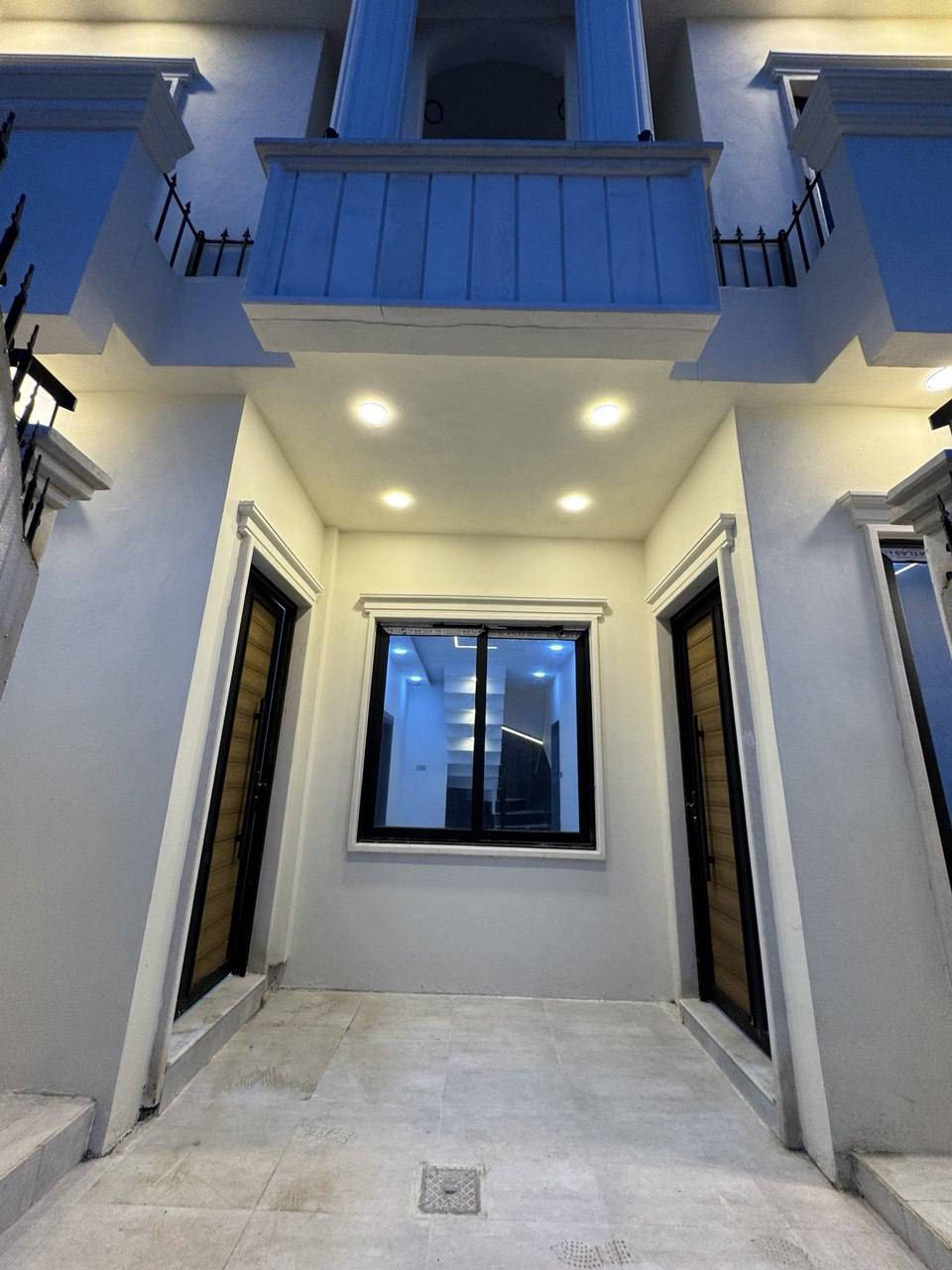 #عروض_عقارات_الصديق
لمعرفة السعر أكتب (تم)
🔴دار للبيع بناء ممتاز زيرو (2026) 
سند طابو ملك صرف
🌐حي الصديق الأولى 
المساحة 100م واجهة (10م)
اتجاة الدار شروق ابتدائي شارع تبيلط 12م
🏠(يتكون الدار من طابقين وبيتونة 4 غرف نوم)
 الطابق ألاول: مطبخ (حار,بارد) هول استقبال غرفة نوم خدمات صحية 
الطابق الثاني: 3 غرف نوم هول خدمات صحية بيتونة سطح عالي كاشي
سند (2026)
(نظام دكتات سبالت تلفاز, تأسيس غاز غسالات)
(الدار سقوف جبس بالكامل)
(الدار فارغ, تسليم فوري)
مكتب الصديق سائدين الصديق
☎️ ***********     علي
☎️ ***********     ابو نور 
نستقبل عقاراتكم وطلباتكم علئ الارقام اعلأه أو مراسلة الصفحة...
