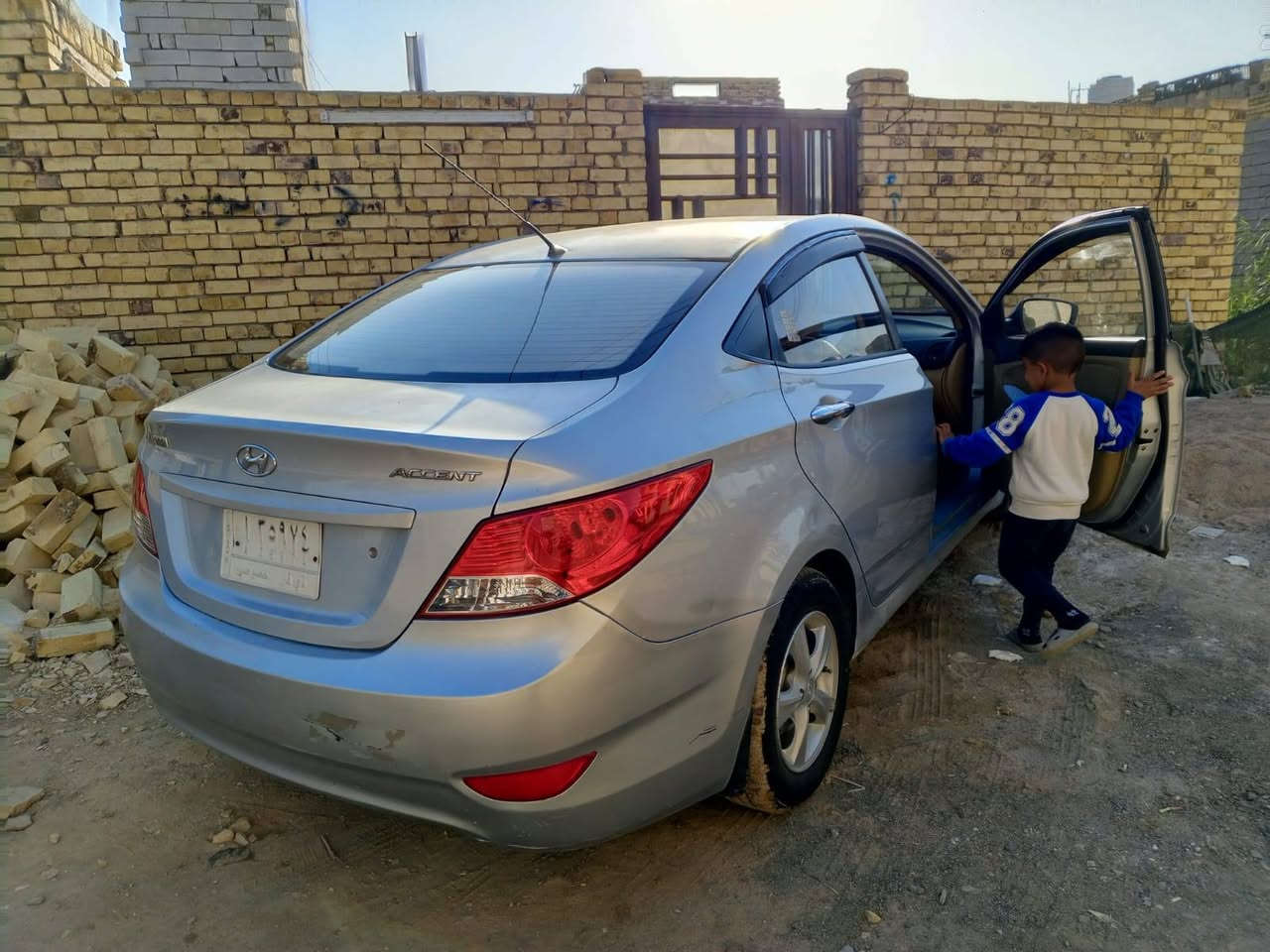 "للبيع سيارة اكسنت سلفرلي موديل ٢٠١٣
- مبدل بيها بابين السايق والورا
- ومدكرين بسبب الجراد القطع القديمه موجوده
- سعرها ٨٠ وقابل للتفاوض
- رقمها ذي قار
- راعيها ناصريه مركز
- للاستفسار اتصل على [***********]"
