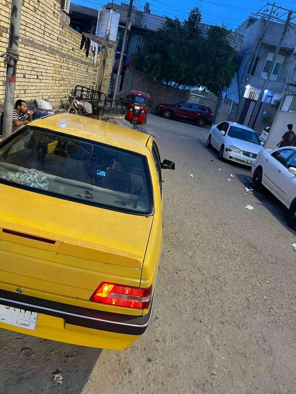 بيجو 405 فرنسي 2015 
السنويه لل28 راعيها موجود 
السياره شوفه العين اغراضها كلها كامله الترايش مال باب والبطاين بس عوزها شوي ترتيب الدواخل ابيع كوم حديد تجي وتشوف بعينك وموضح كلشي بلصور العسر 20 
رقم***********
