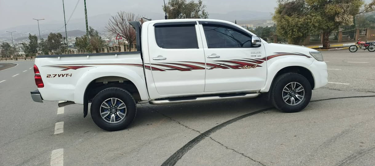 تویتا هایلۆکس 2013 عام بۆیاخ نیە خۆمان بۆجوانی کردمانە عام مەعجونی نیە پێشی  یەک لای تۆزکی پیوەیە رقەمی 2031  نوێیە هەزەی نوێیە هەمو گیانی بەشەرت چرکەو گەلا بشکێنە ڤۆلیۆمە سلایتە سیارەکە بتل نیە
ئای پادو کامێرەیە
***********

ئـەگەر سەیارەکەت دەفرۆشیت نامە بنێرە با بلاوی کەینەوە لۆت
