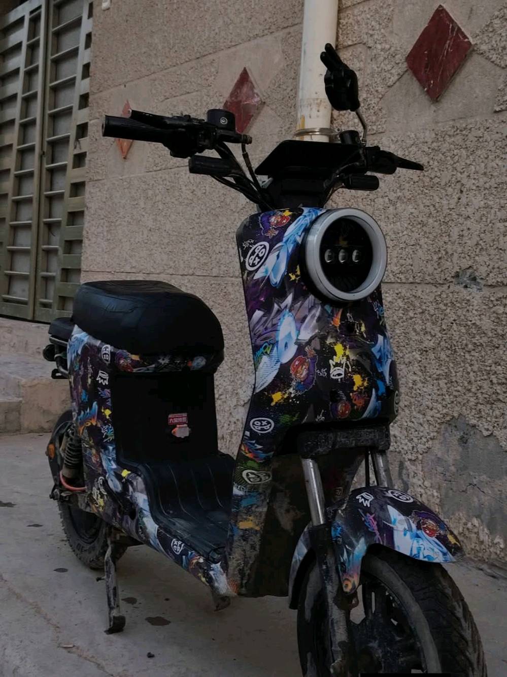 سلام عليكم دراجه شحن نظيفه موديل ٢٠٢٥ سعرها ٣٠٠ الف وبي مجال مكاني  بغداد الحريه