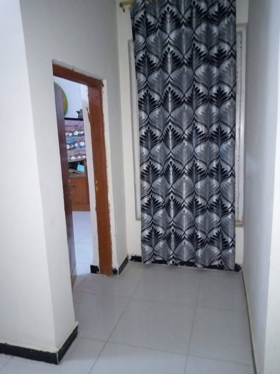 يوجد بيت يباع نقداوعلى المبادره  نهايه شارع الوكفه القديم مساحه 109 طابقين واجه 10 نزال 11 يحتوي على صاله غرفه نوم براني مطبخ مغاسل داخليه وخارجيه بناء جديد الطابق الاول  الطابق الثاني غرفه نوم وصاله عكاده
***********
