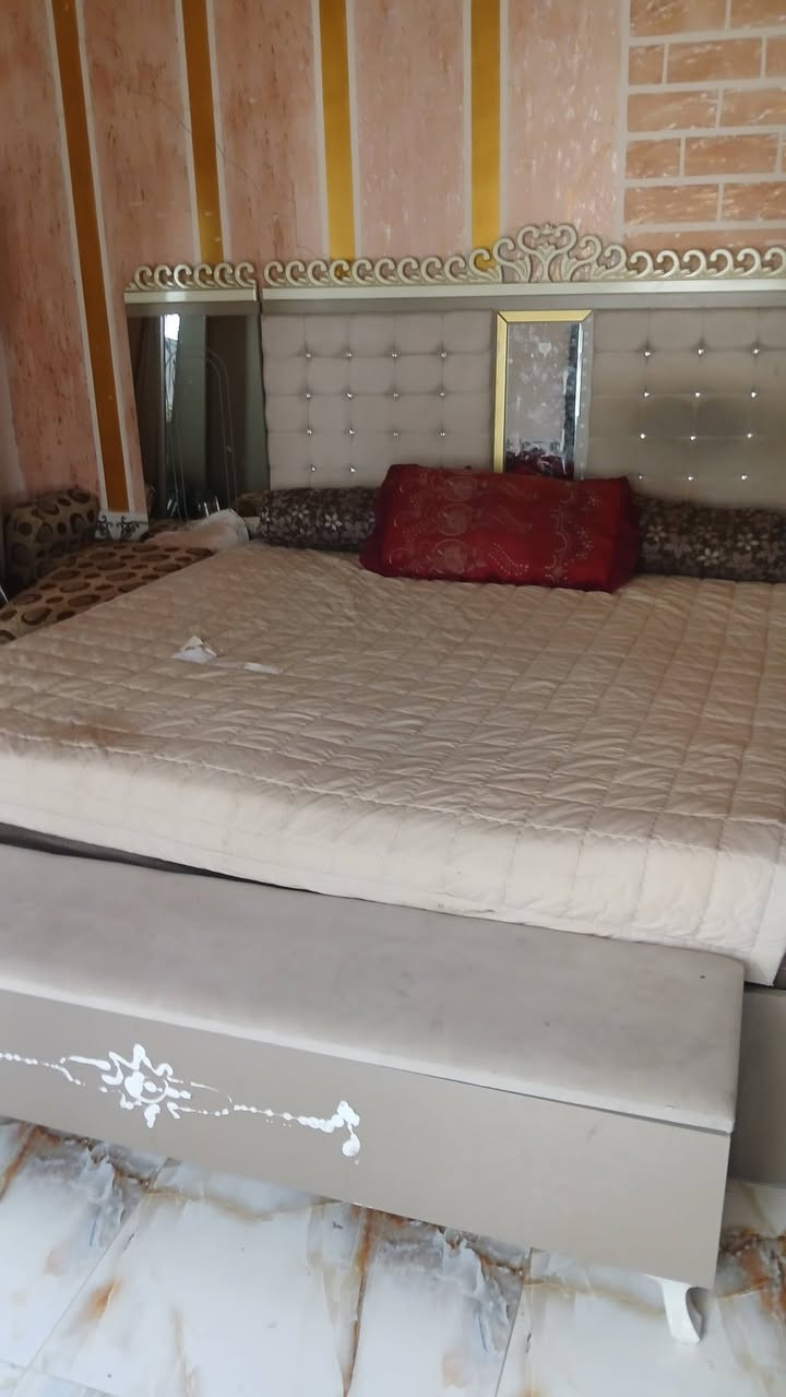 ام السلام عليكم غرفت نوم تركي الكنتور ٦ ابواب كله جام مابيها لا كسر ولا خدش حيل نضيفه العام اخذتها ب ١٣ ورقه الله شهد وذني البل صور بل كنتور ذني مصاطر يتشلعن ويلزكن كلهن موجودات سهرها ٦٥٠الف وين ماتريد نوصلها التصال عل رقم ***********

