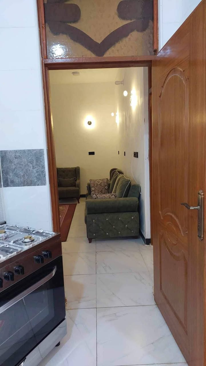 بيت للبيع 200 متر طابقين طابو صرف  ..بناء حديث فول مواصفات ما مطلوب إسكان ولا عقاري...الأساس كونكريت مسلح ...الطابق الاول استقبال وهول  ومطبخ وغرفتين نوم وصحيات داخلية وخارجية نظام شرقي وغربي و2 مناور  وكَراج سيارة وحديقة 
الطابق الثاني غرفتين نوم وهول  وصحيات 
سيراميك وبورسلين درجة أولى من ايتاكا ...السطح شتايكَر البيت كامل من جميع النواحي نقص فقط تغليف الواجهة/العنوان كوت حي الجامعه 
***********
