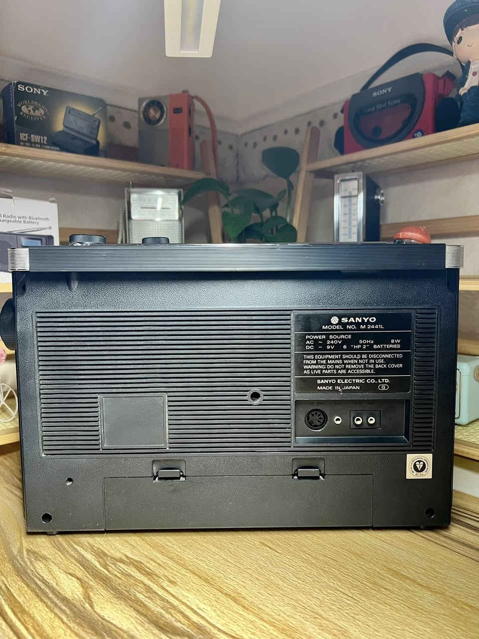 بعد اذن الآدمن
صوت كان يسكن البيت SANYO
لم يكن جهازا كان موعدا ثابتا مع المساء و اغنية تخفض من أجلها الأصوات تصميم كلاسيكي و صوت  لا يشبه هذا الزمن قطعة لا تشترى بل تقتنى
مسجل راديو سانيو ياباني الصنع ١٩٧٨
٤ موجات راديو  Fm-Mw-Sw-Lw
يعمل على الكهرباء المباشر او بطاريات حجم كبير عدد ٦ 
للحجز مراسلة الصفحة او مراسلة واتساب على الرقم ***********
#الجميع
#راديوات_انتيكة
#راديو_قديم
#راديو_نادر
#تحف_وانتيكات
#انتيكات
‏#VintageRadio
‏#AntiqueRadio
#هواة_التحف
#بيع_وشراء
#العراق
