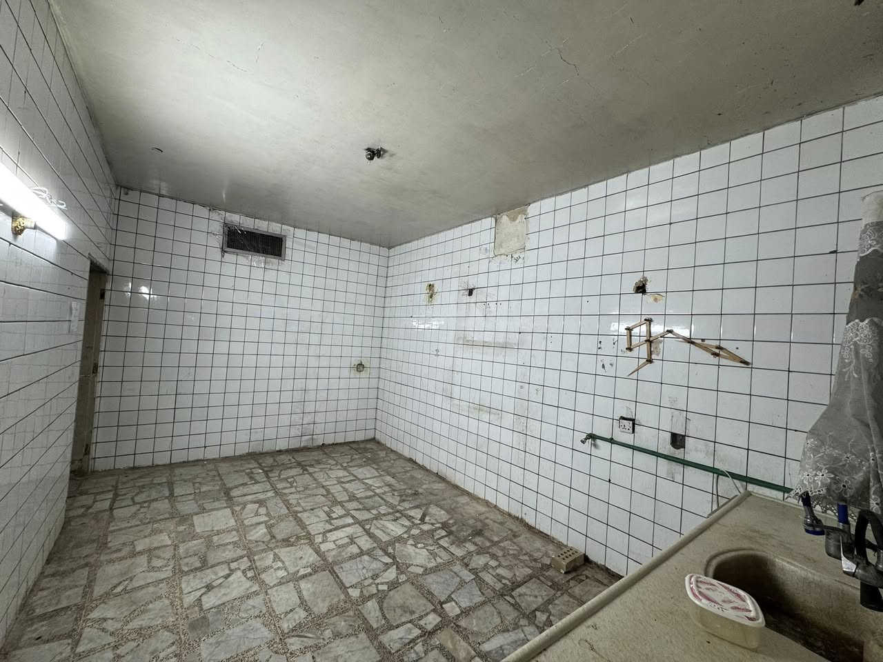 #للأيـــجار_في_الســـيدية
بيت مساحة 530 متر يحتوي على خمس غرف نوم وصالة وحولي ومطبخ وخدمات عدد اثنين وكراج كبير وحديقة ايجار مليونين 

📍مربع الاقتصاديين شارع 15 متر ورصيف 7 متر

بأمكانك عرض عقارك عندنا
زبائننا الكرام نستقبل كافة عروضكم وطلباتكم

للاستفسار يرجى الاتصال على الرقم
***********

او زيارة مكتب القيسي للعقار والأعمار
عنوان المكتب
#السيديه_شارع_المركز_مقابل_التفاح_الاخضر
