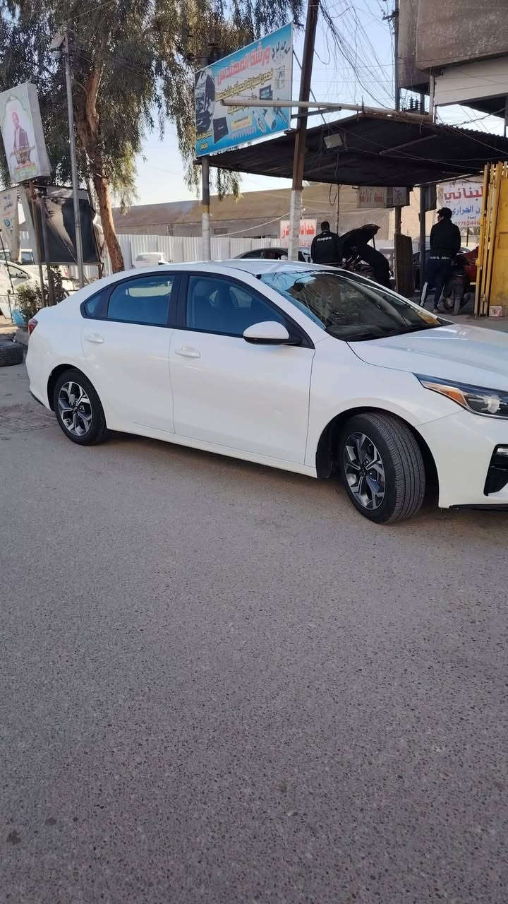 السلام عليكم
كيا فورتي 2021
وارد أمريكي مواصفات نص فول
1_شاشه كامره
2_تحكم ستيرن
3_ويل كب
4_رادار جانبي +تحديد مسار
5_مكينه 2000 دوش
حادث السياره جاملغ +ربع الباب +هلال جاملغ خلفي بارد
السياره ماشيه 42 الف
السعر.  145   وبي مجال بسيط حك الجيه
مكان السياره بغداد الجديده
السياره رقم اربيل بأسمي
للاستفسار***********  
 ***********
